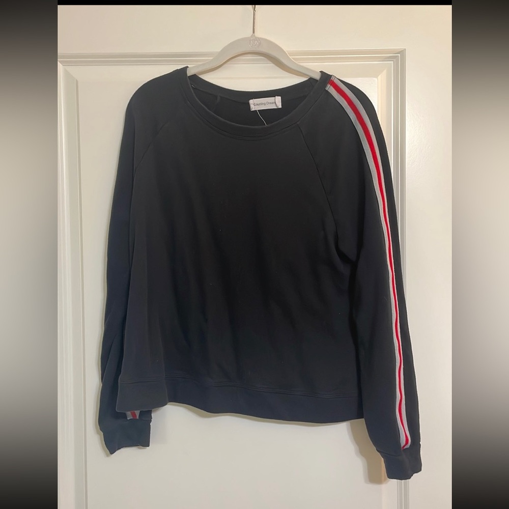 Black crew neck with adorable piping!